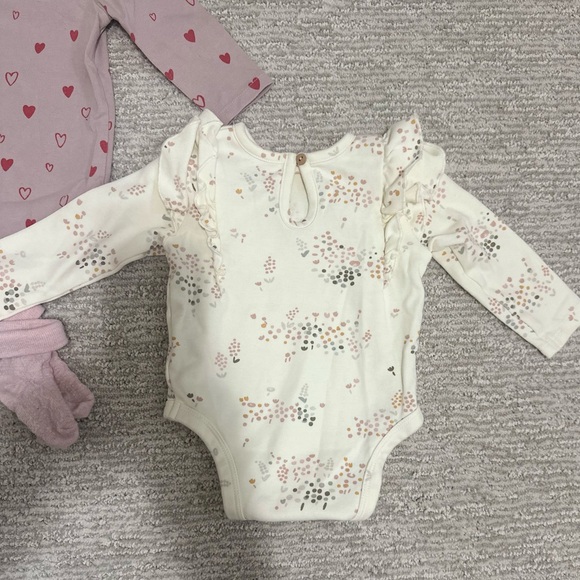 Pehr baby items! Shirts & socks 3-6 months - Picture 6 of 9